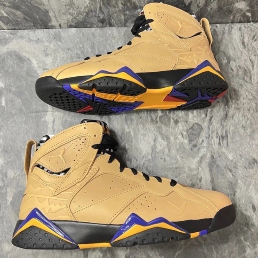Jordan Men's Beige and Purple Sneakers